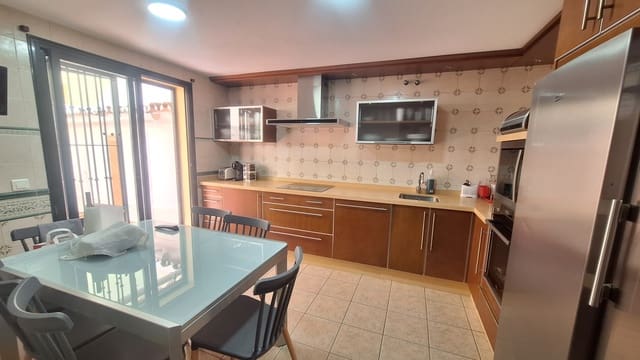 6 bedroom Townhouse for sale in Estepona with garage - € 685,000 (Ref: 9981652)