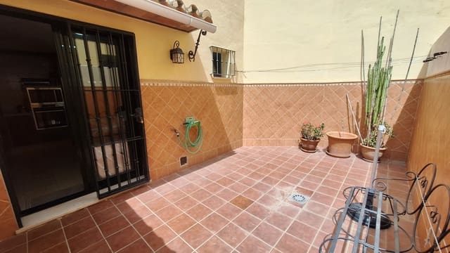 6 bedroom Townhouse for sale in Estepona with garage - € 685,000 (Ref: 9981652)