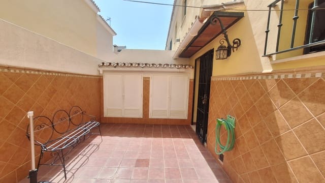 6 bedroom Townhouse for sale in Estepona with garage - € 685,000 (Ref: 9981652)