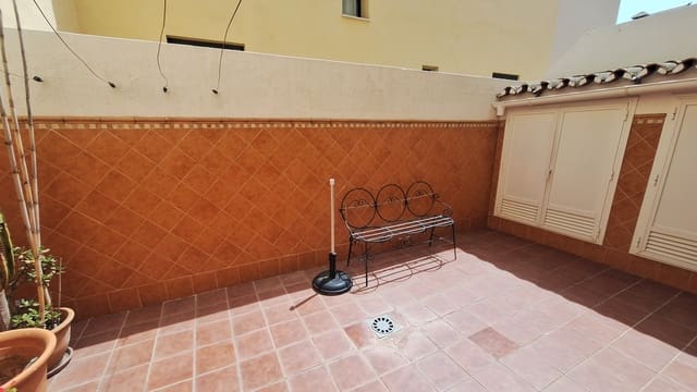 6 bedroom Townhouse for sale in Estepona with garage - € 685,000 (Ref: 9981652)