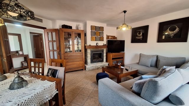 6 bedroom Townhouse for sale in Estepona with garage - € 685,000 (Ref: 9981652)