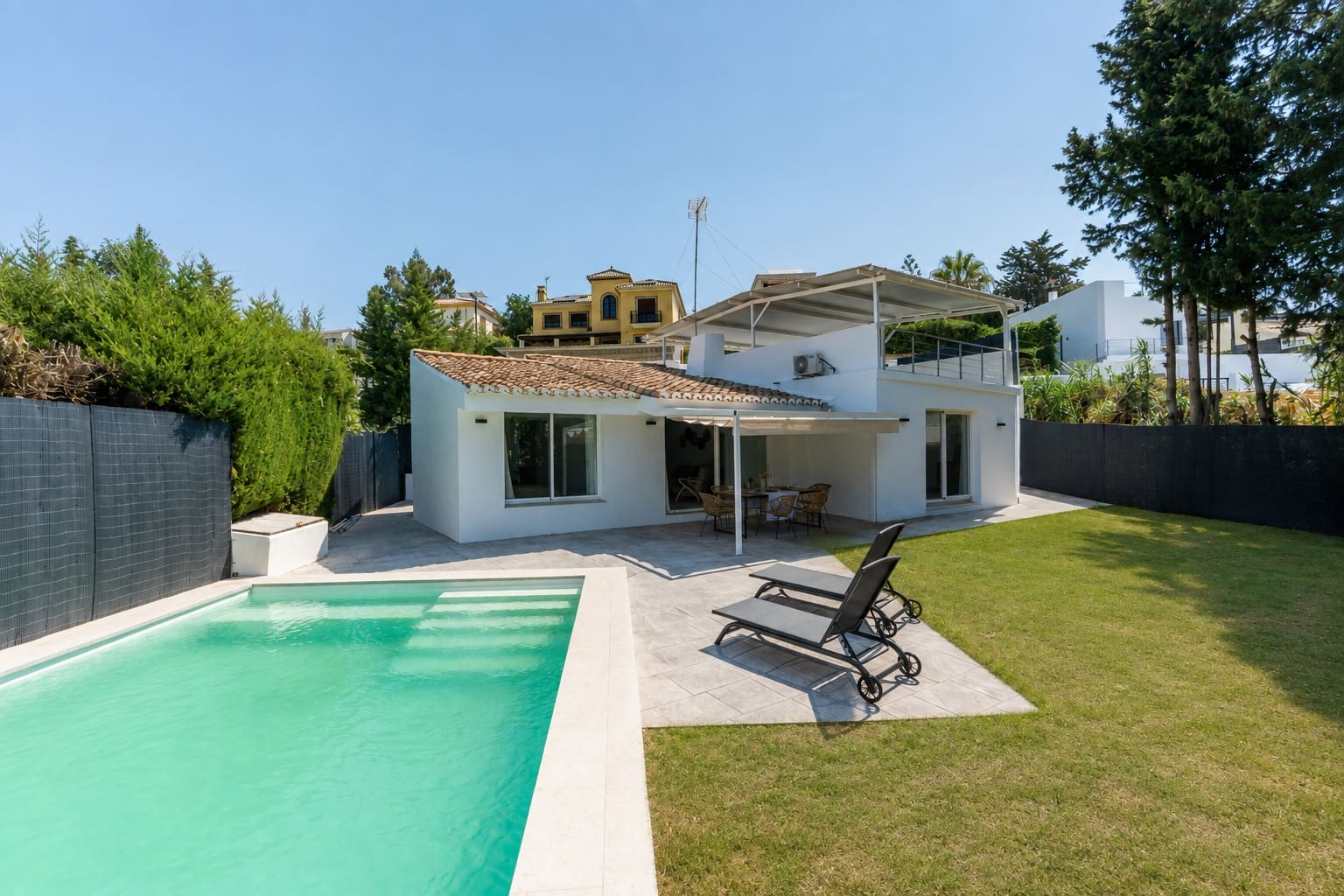 3 bedroom Villa for sale in Estepona with pool garage - € 849,000 (Ref: 9984243)