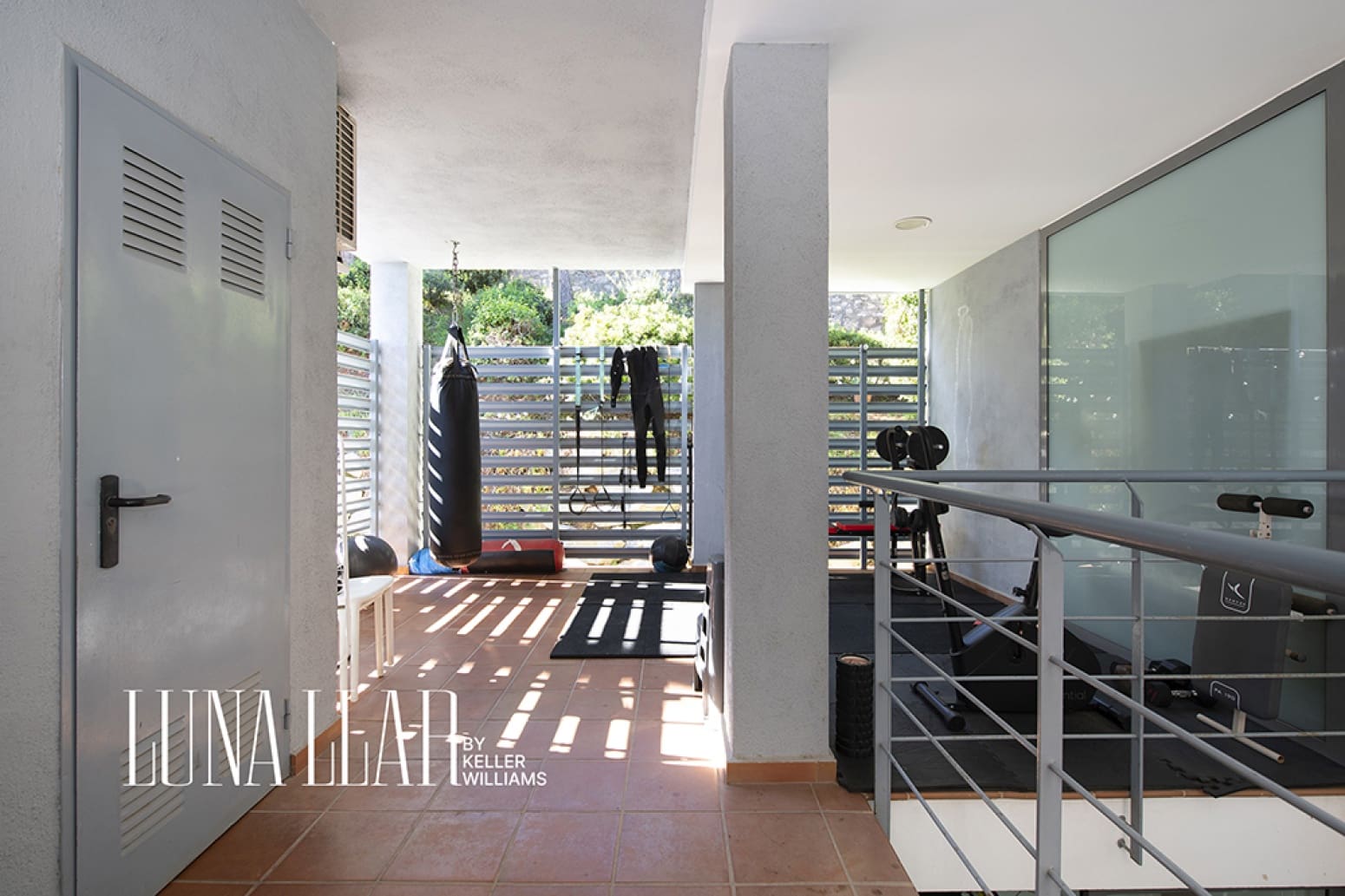 5 bedroom Villa for sale in Castelldefels with pool - € 1,150,000 (Ref: 10173397)