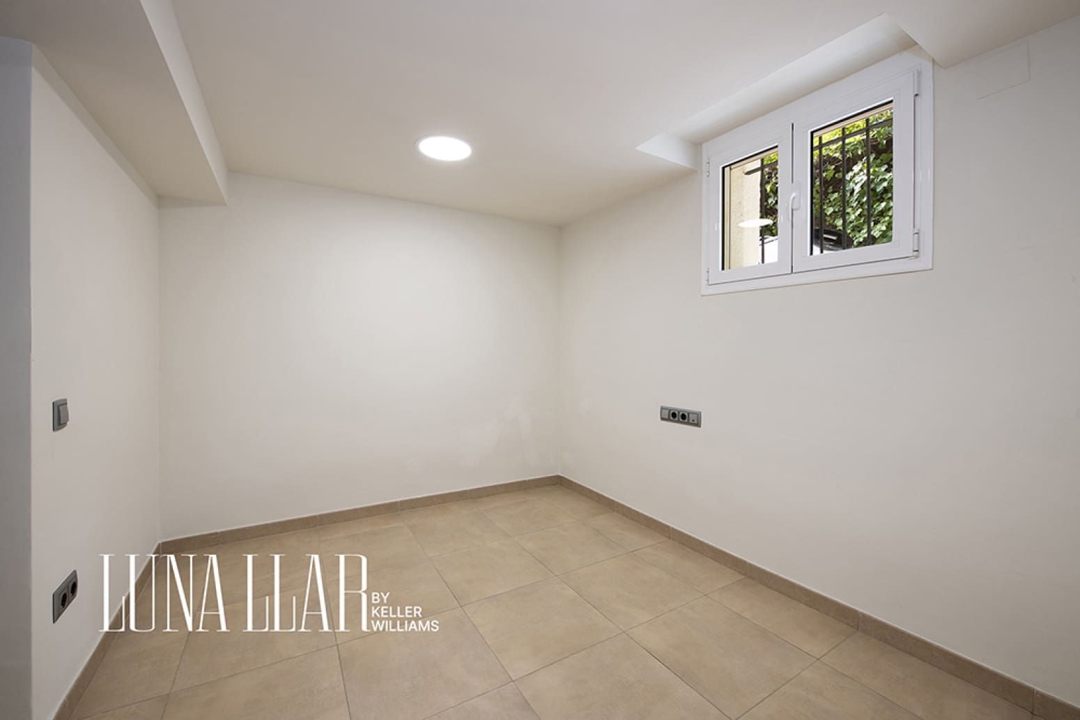 7 bedroom Villa for rent in Gava with pool garage - € 14,000 (Ref: 10182725)