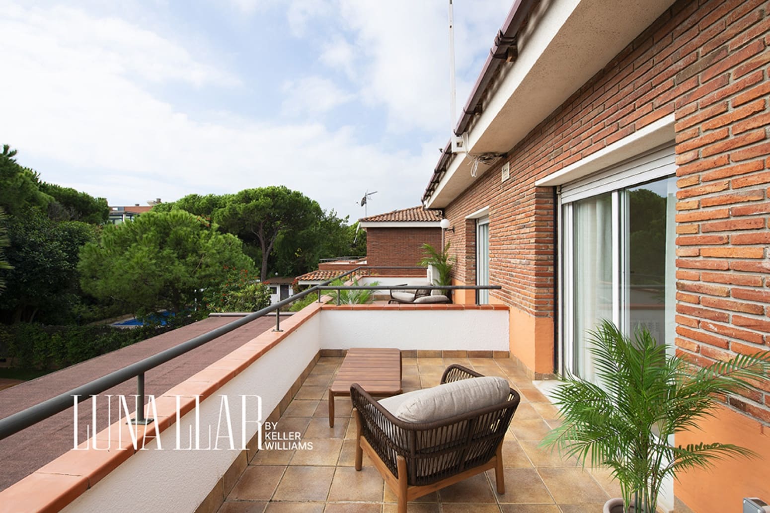 7 bedroom Villa for rent in Gava with pool garage - € 14,000 (Ref: 10182725)