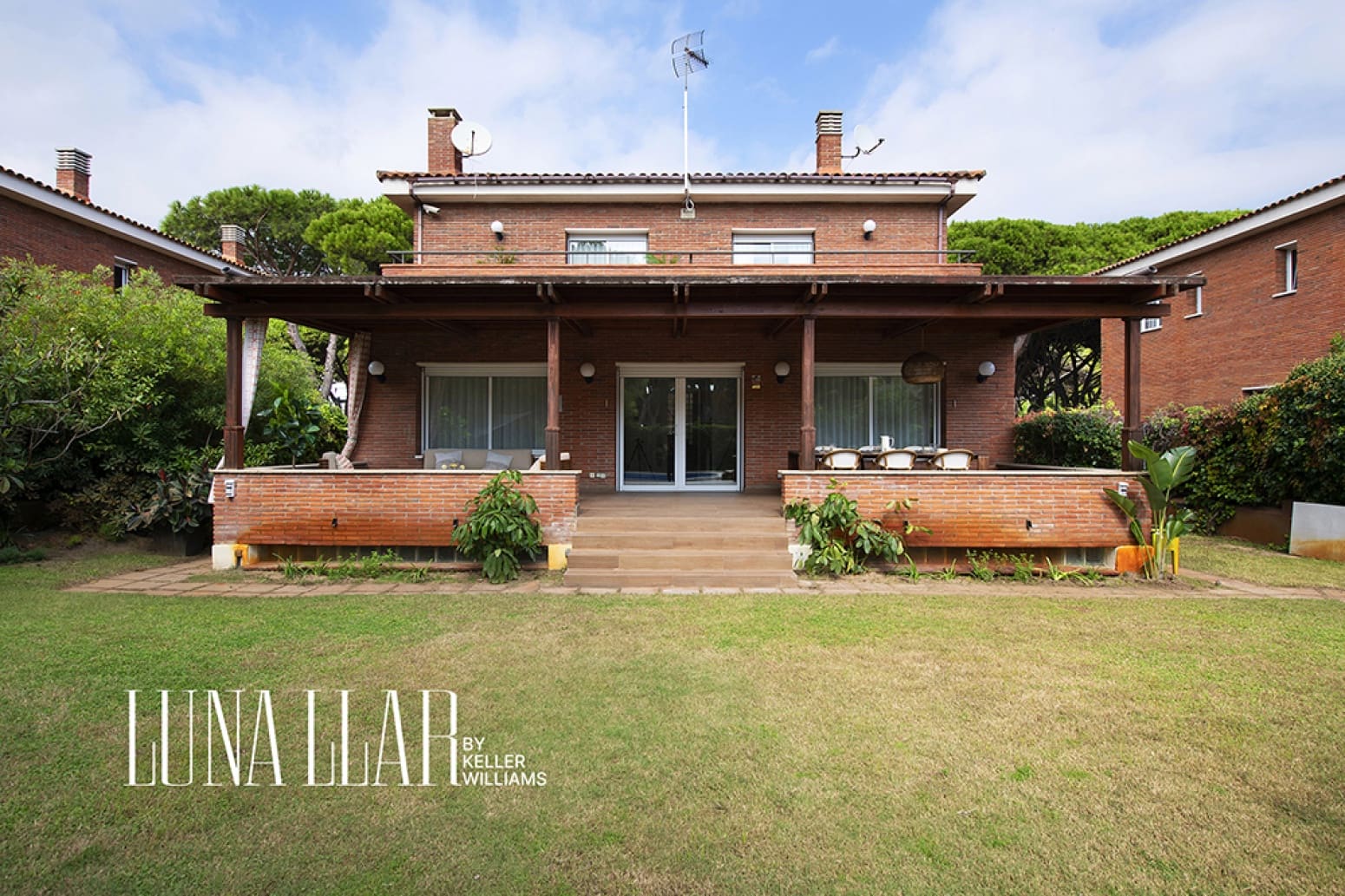 7 bedroom Villa for rent in Gava with pool garage - € 14,000 (Ref: 10182725)