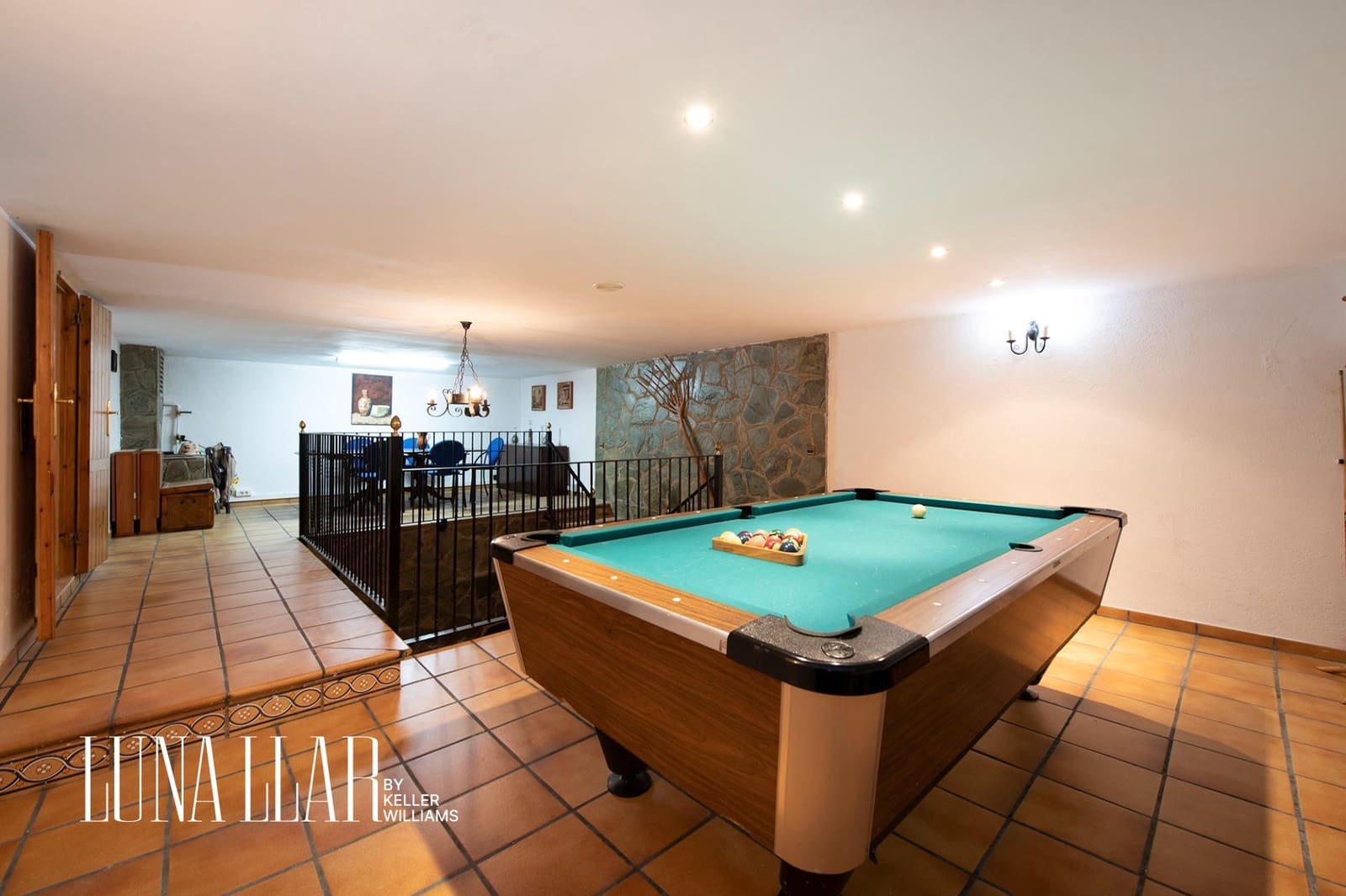 7 soveværelse Semi-Rækkehus til salg i Gava med swimmingpool garage - € 995.000 (Ref: 8921626)