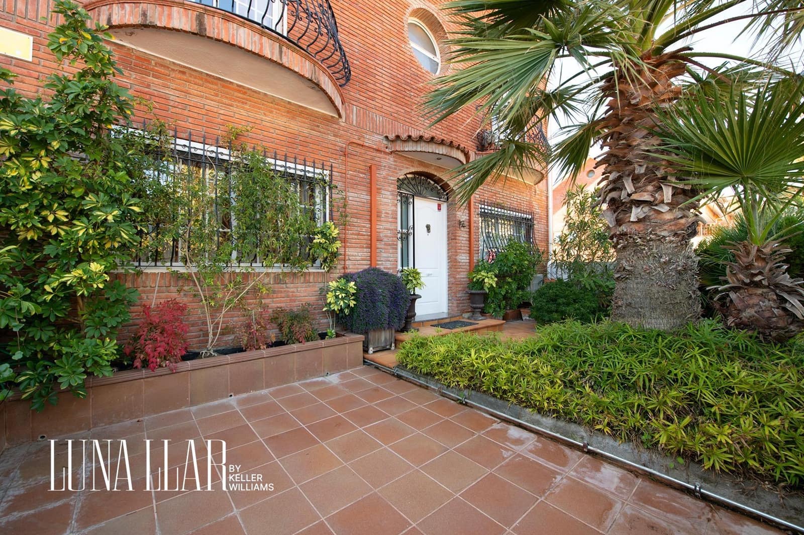 7 soveværelse Semi-Rækkehus til salg i Gava med swimmingpool garage - € 995.000 (Ref: 8921626)