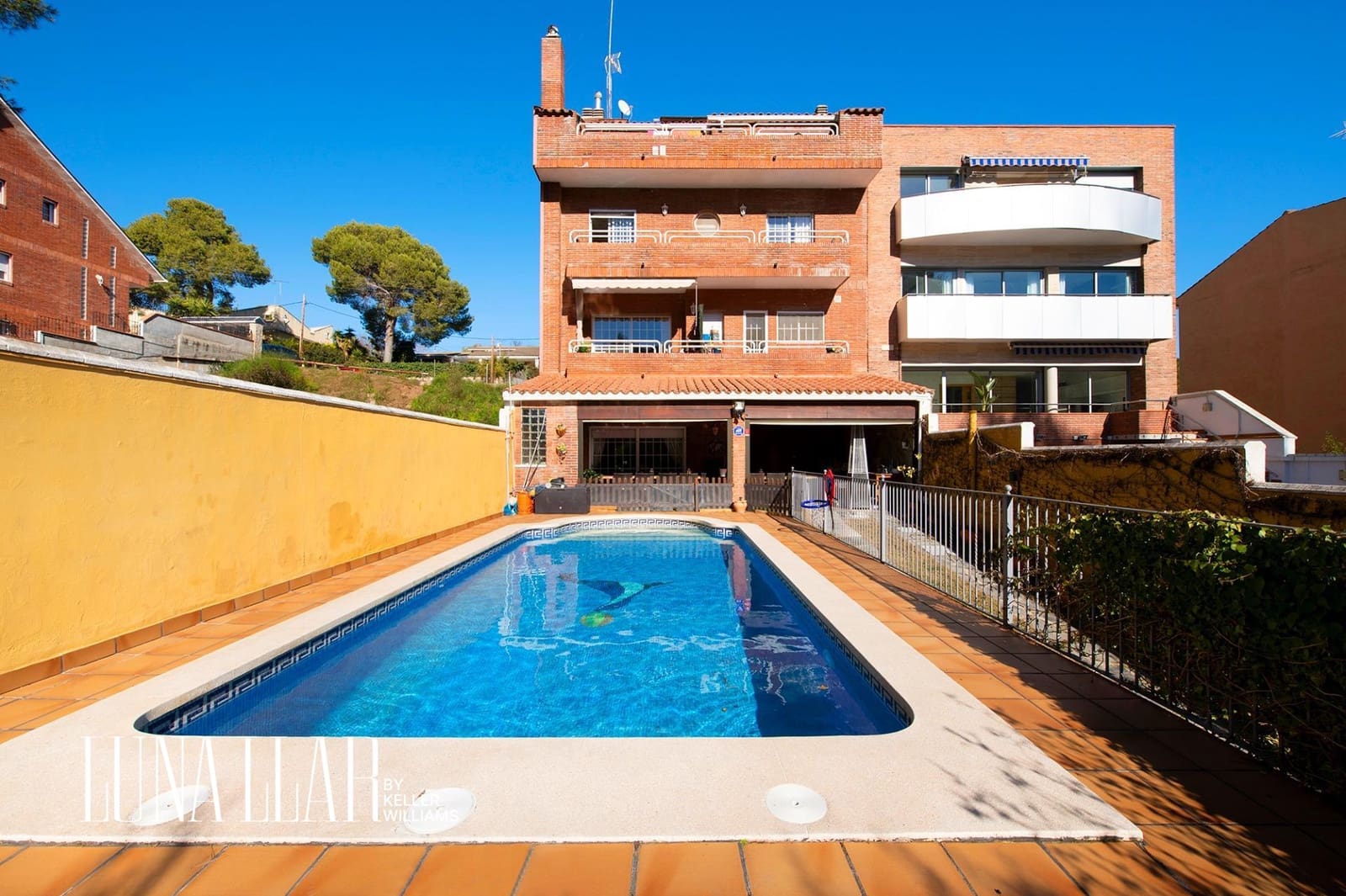 7 soveværelse Semi-Rækkehus til salg i Gava med swimmingpool garage - € 995.000 (Ref: 8921626)