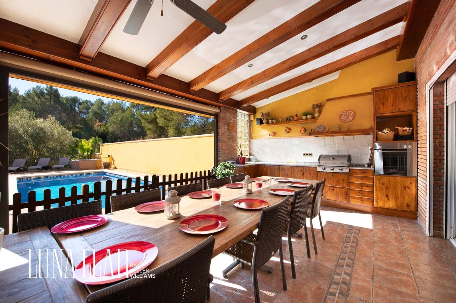 7 soveværelse Semi-Rækkehus til salg i Gava med swimmingpool garage - € 995.000 (Ref: 8921626)