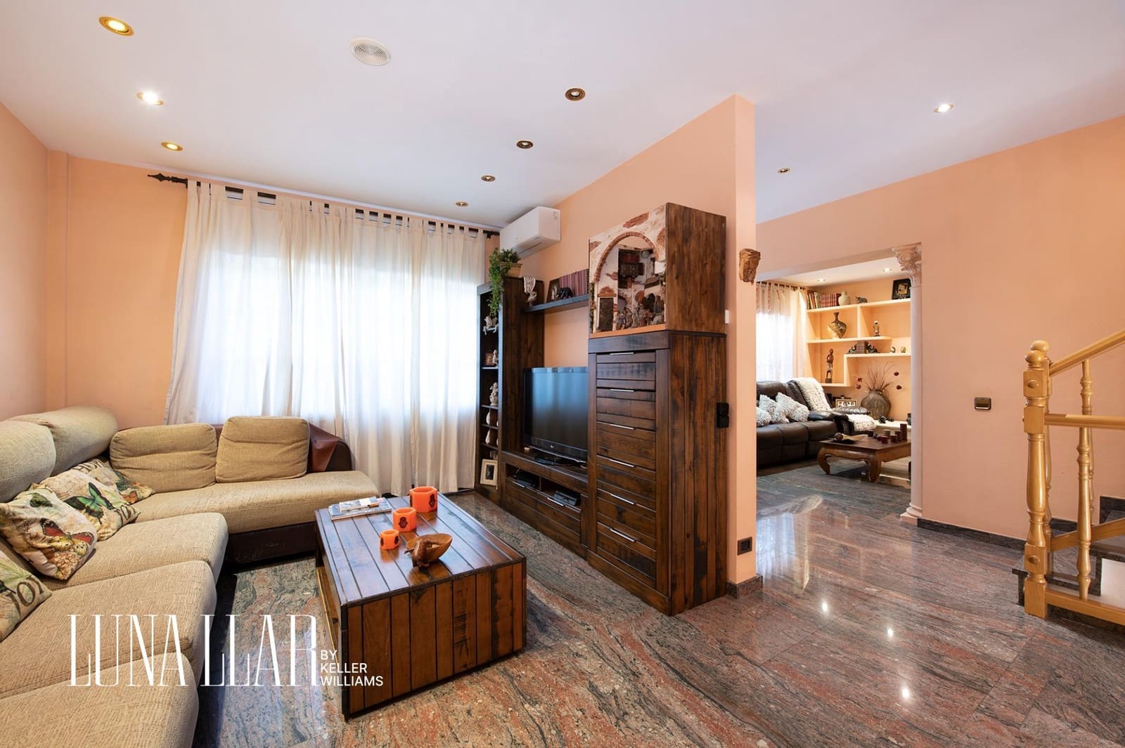 7 soveværelse Semi-Rækkehus til salg i Gava med swimmingpool garage - € 995.000 (Ref: 8921626)