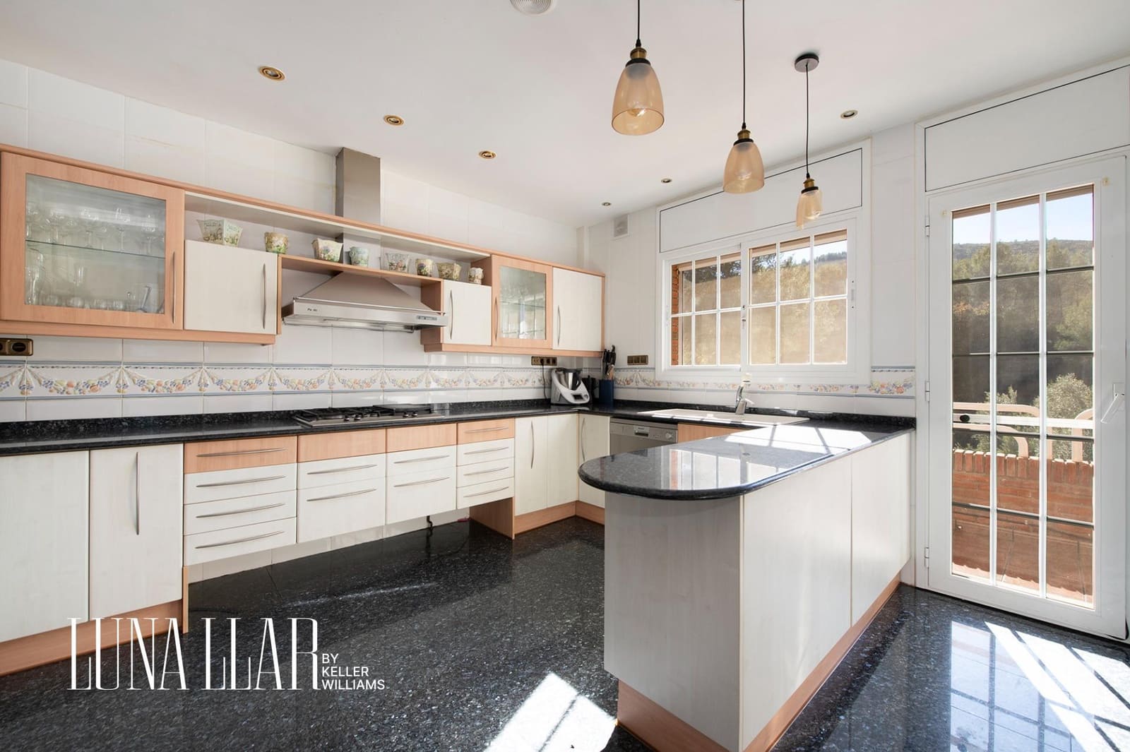 7 soveværelse Semi-Rækkehus til salg i Gava med swimmingpool garage - € 995.000 (Ref: 8921626)