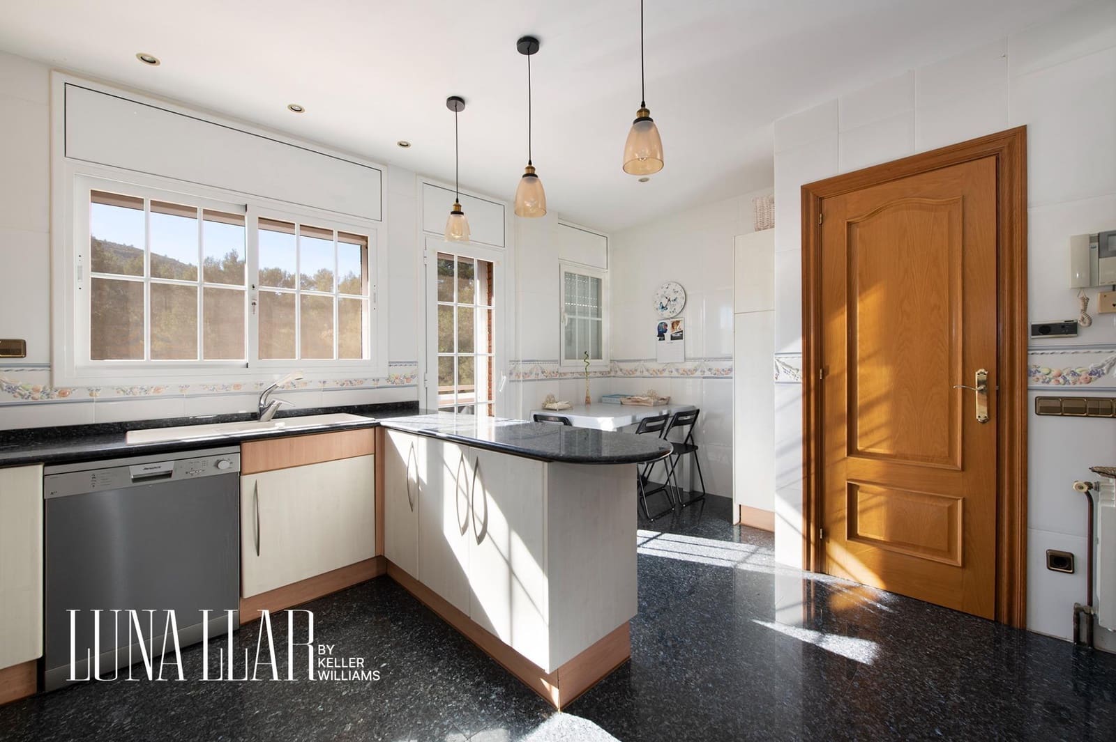 7 soveværelse Semi-Rækkehus til salg i Gava med swimmingpool garage - € 995.000 (Ref: 8921626)