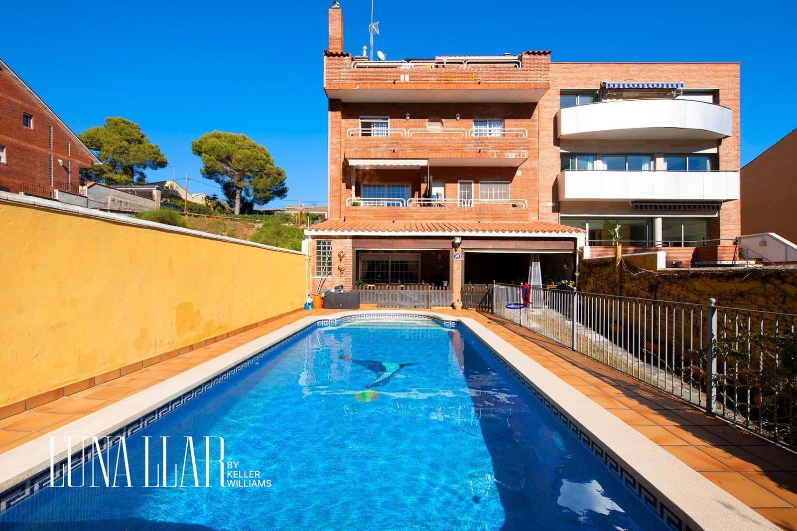7 soveværelse Semi-Rækkehus til salg i Gava med swimmingpool garage - € 995.000 (Ref: 8921626)
