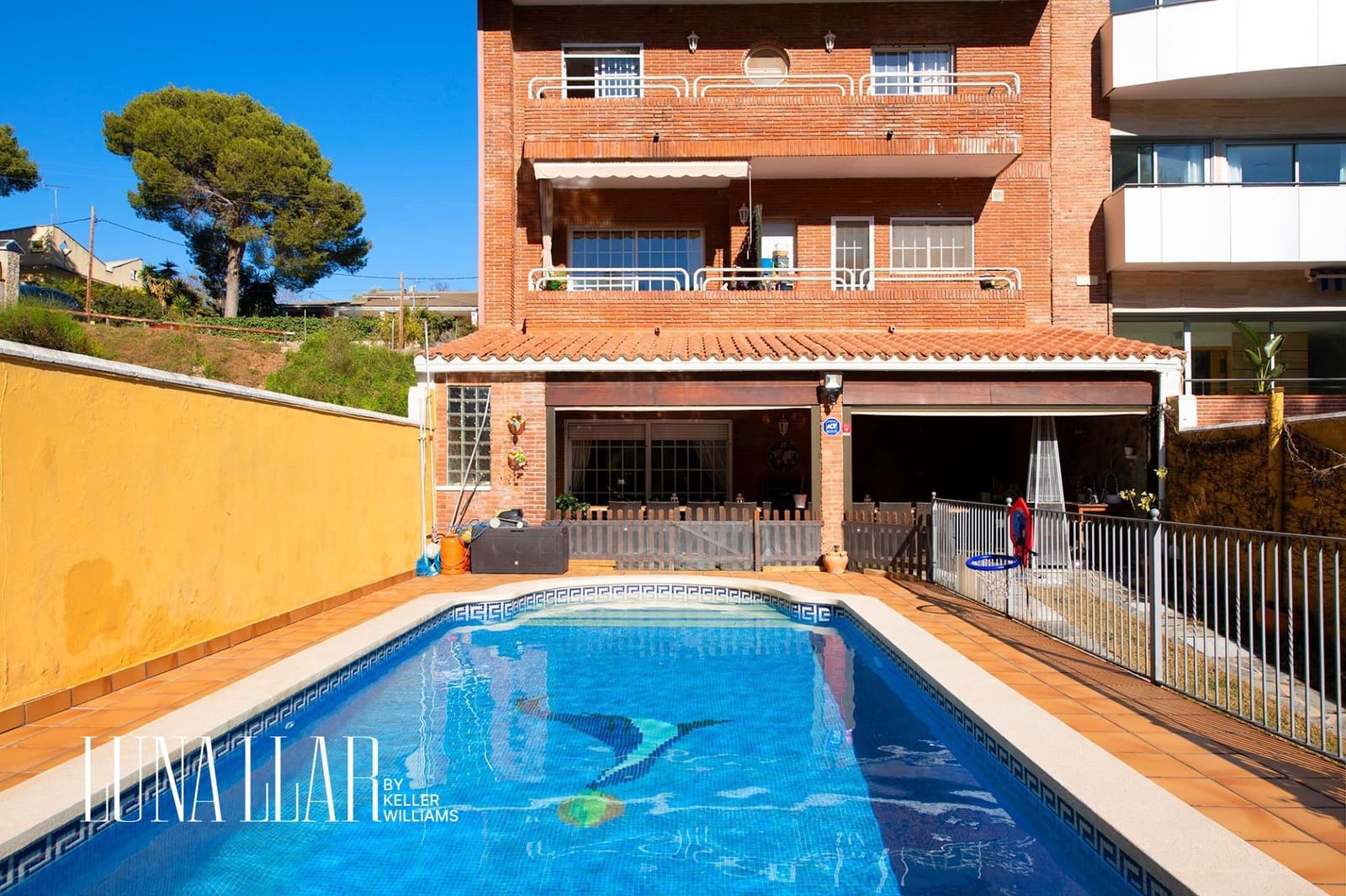 7 soveværelse Semi-Rækkehus til salg i Gava med swimmingpool garage - € 995.000 (Ref: 8921626)