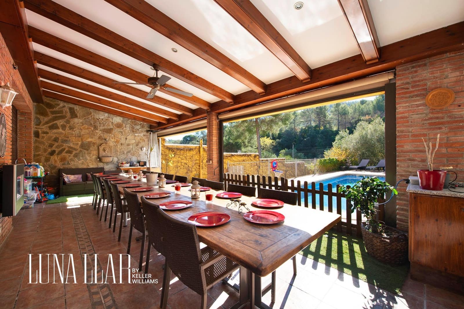 7 soveværelse Semi-Rækkehus til salg i Gava med swimmingpool garage - € 995.000 (Ref: 8921626)