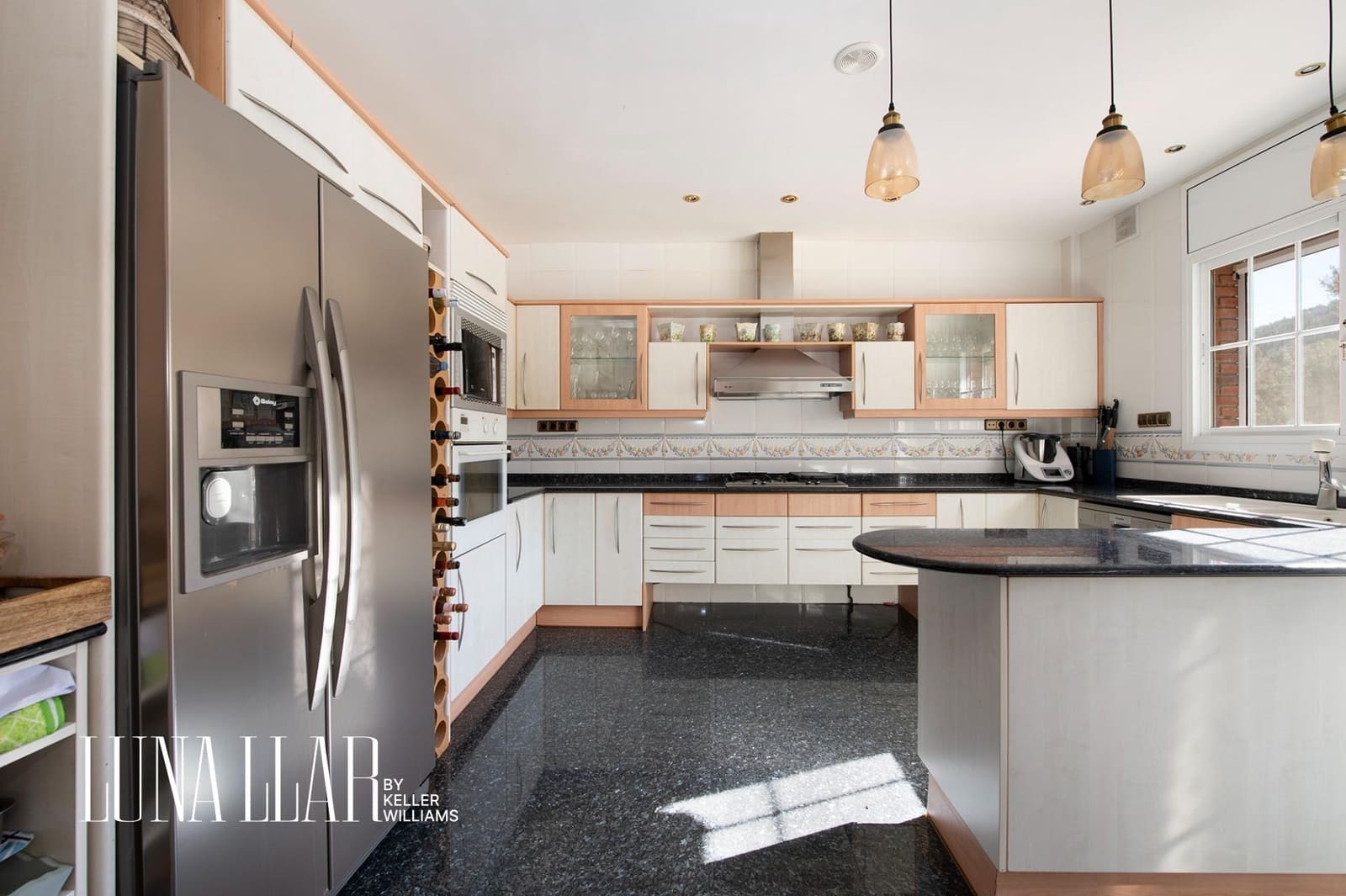 7 soveværelse Semi-Rækkehus til salg i Gava med swimmingpool garage - € 995.000 (Ref: 8921626)