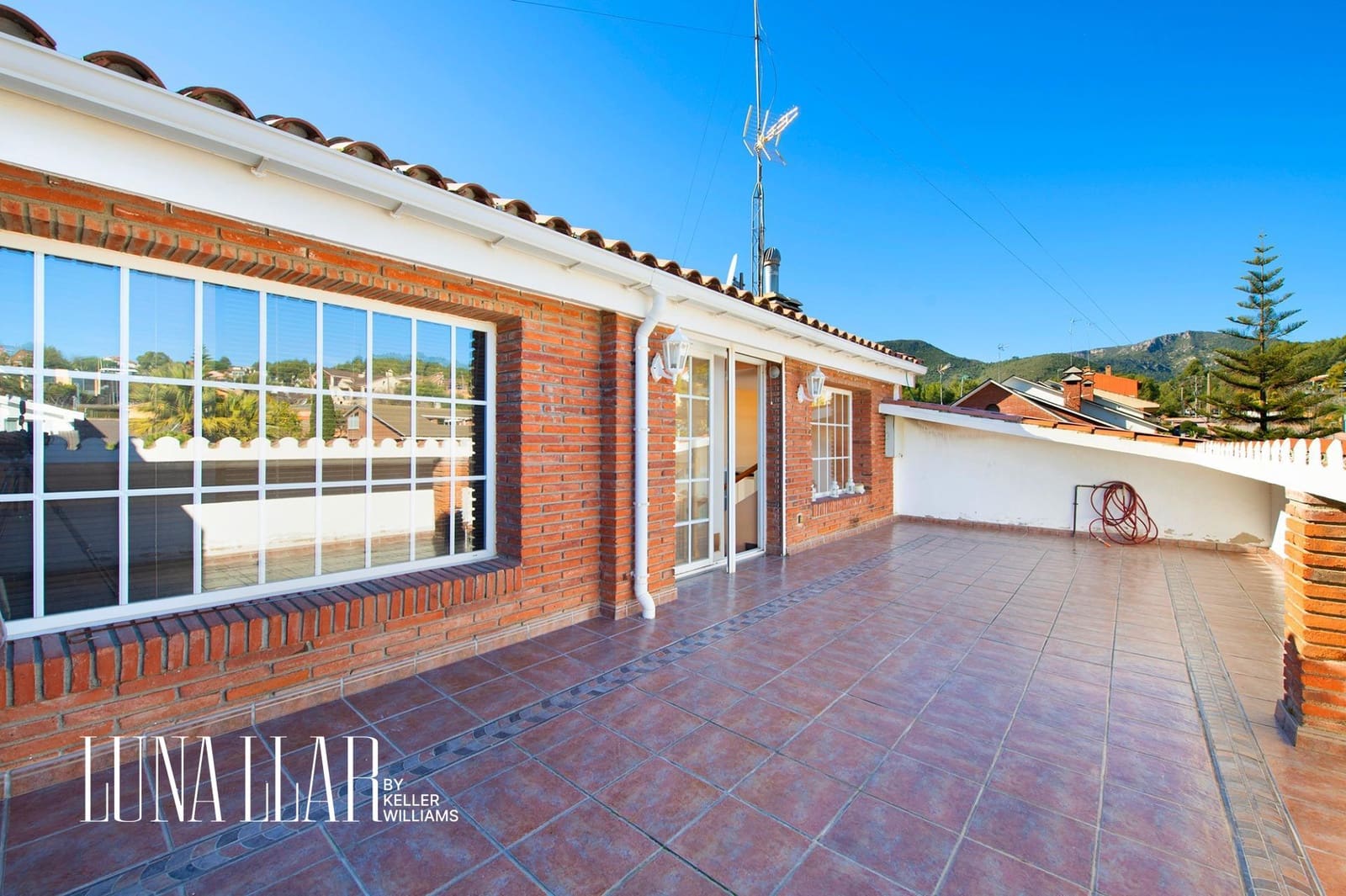 7 soveværelse Semi-Rækkehus til salg i Gava med swimmingpool garage - € 995.000 (Ref: 8921626)