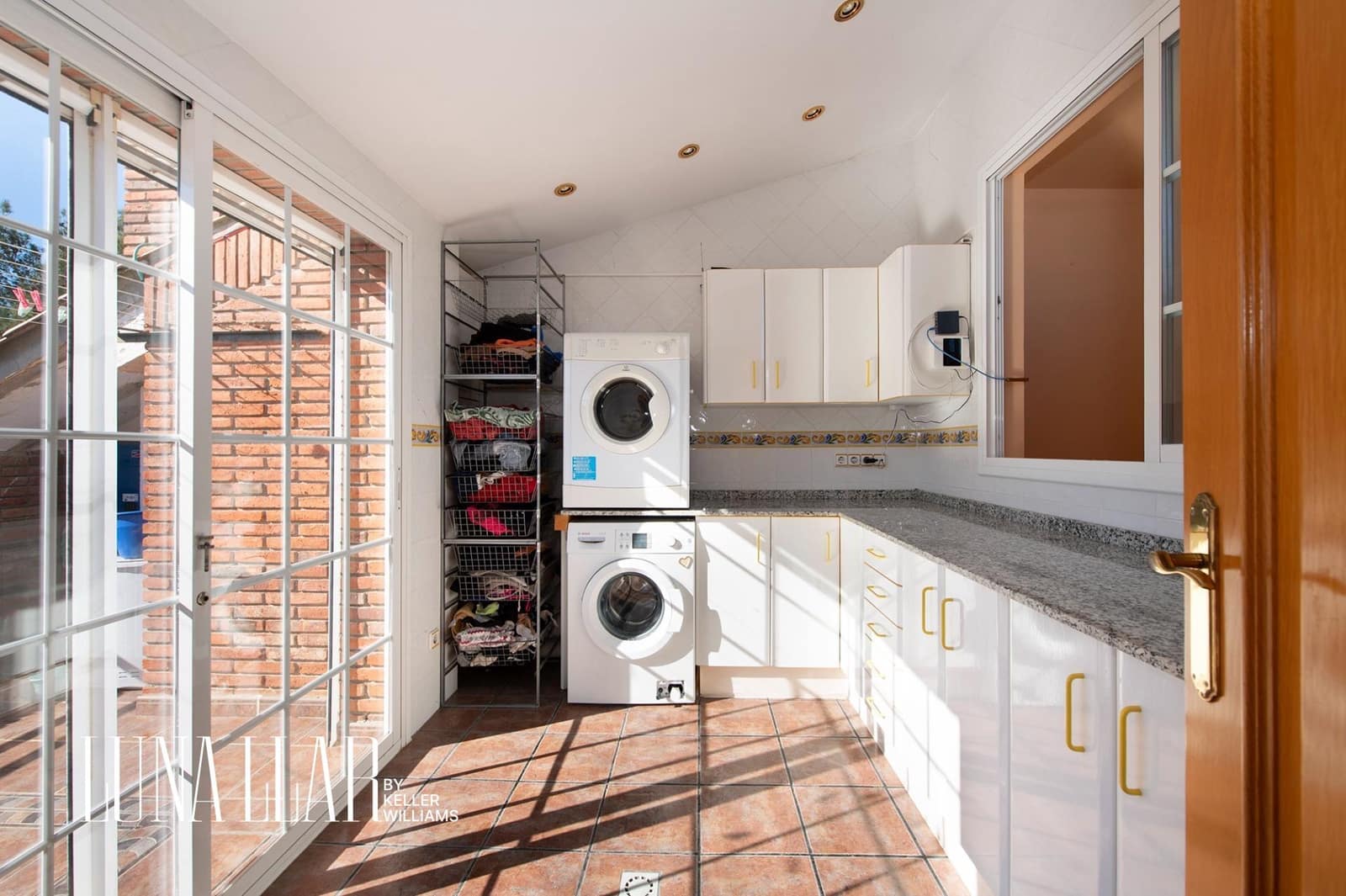 7 soveværelse Semi-Rækkehus til salg i Gava med swimmingpool garage - € 995.000 (Ref: 8921626)