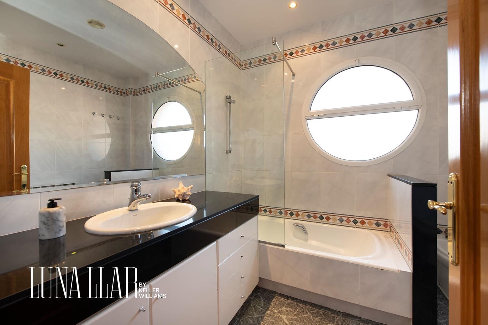 7 soveværelse Semi-Rækkehus til salg i Gava med swimmingpool garage - € 995.000 (Ref: 8921626)