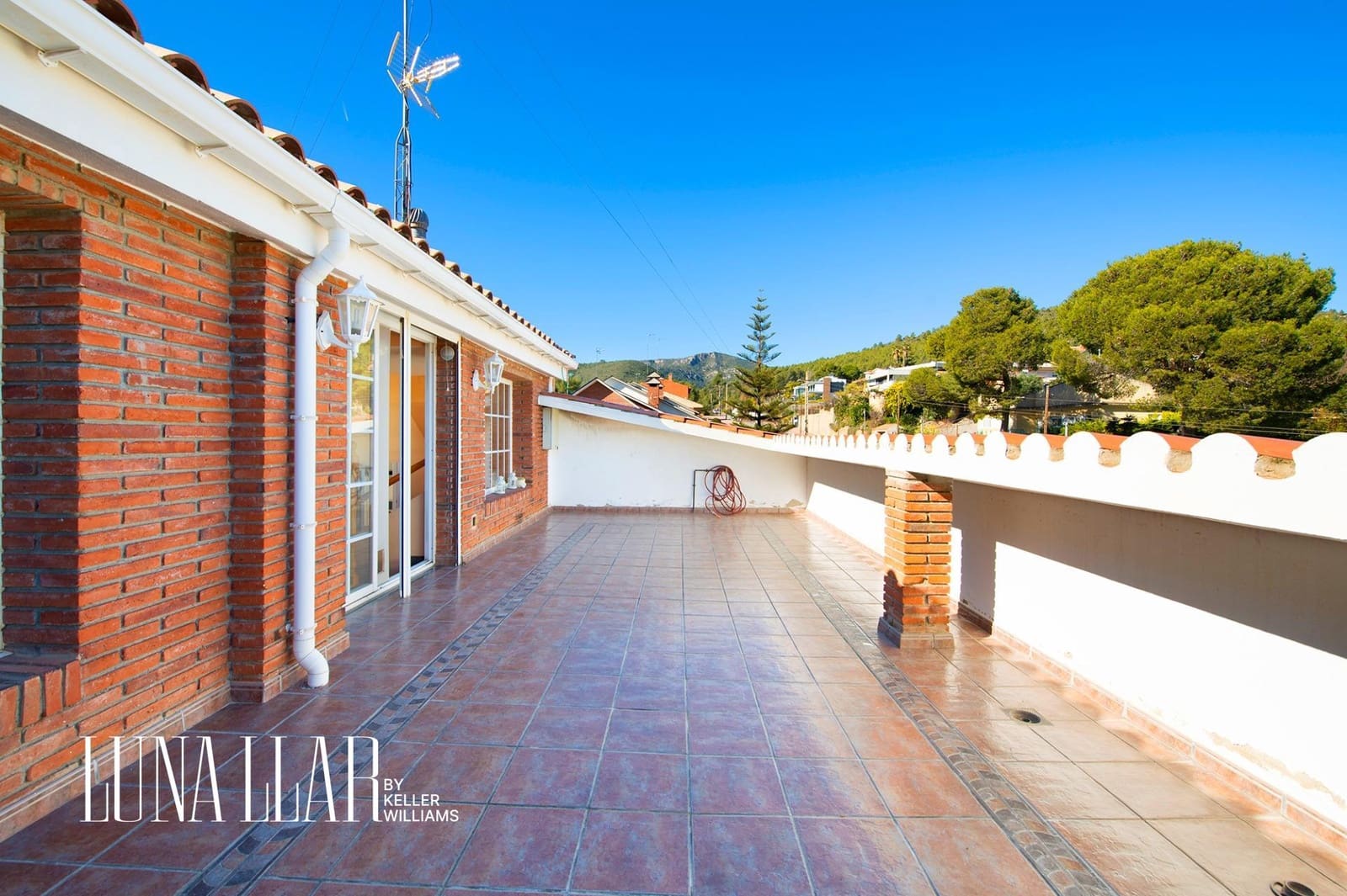 7 soveværelse Semi-Rækkehus til salg i Gava med swimmingpool garage - € 995.000 (Ref: 8921626)