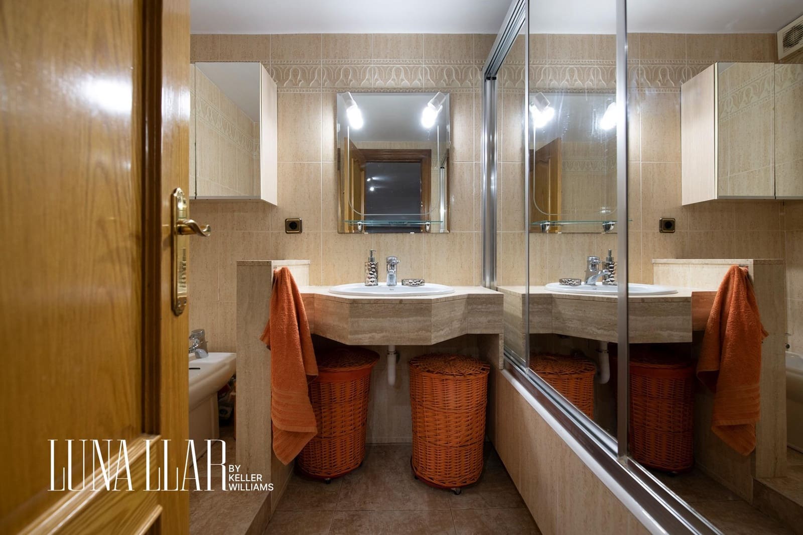 7 soveværelse Semi-Rækkehus til salg i Gava med swimmingpool garage - € 995.000 (Ref: 8921626)