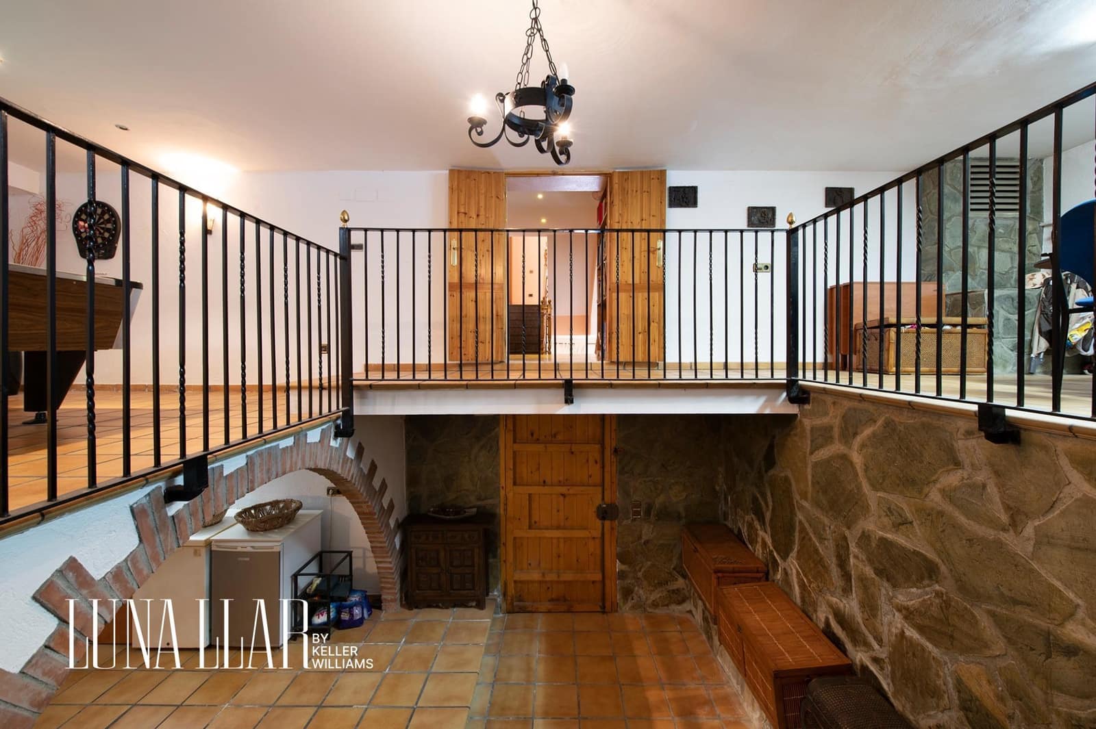 7 soveværelse Semi-Rækkehus til salg i Gava med swimmingpool garage - € 995.000 (Ref: 8921626)