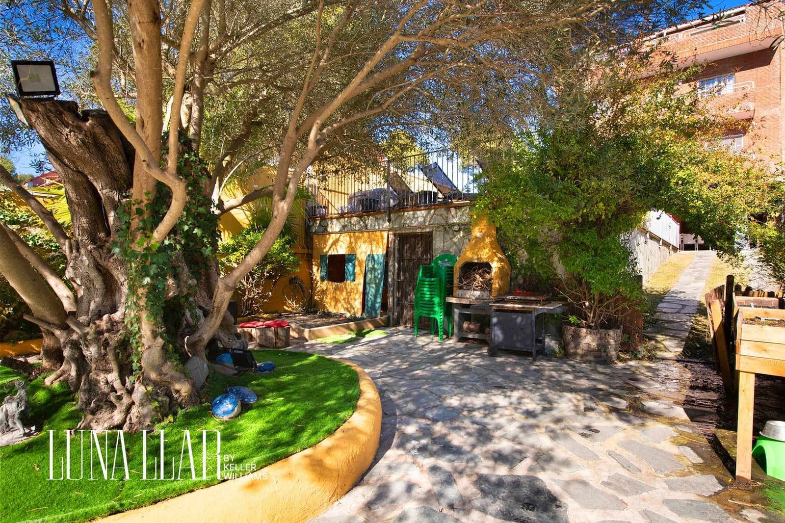 7 soveværelse Semi-Rækkehus til salg i Gava med swimmingpool garage - € 995.000 (Ref: 8921626)