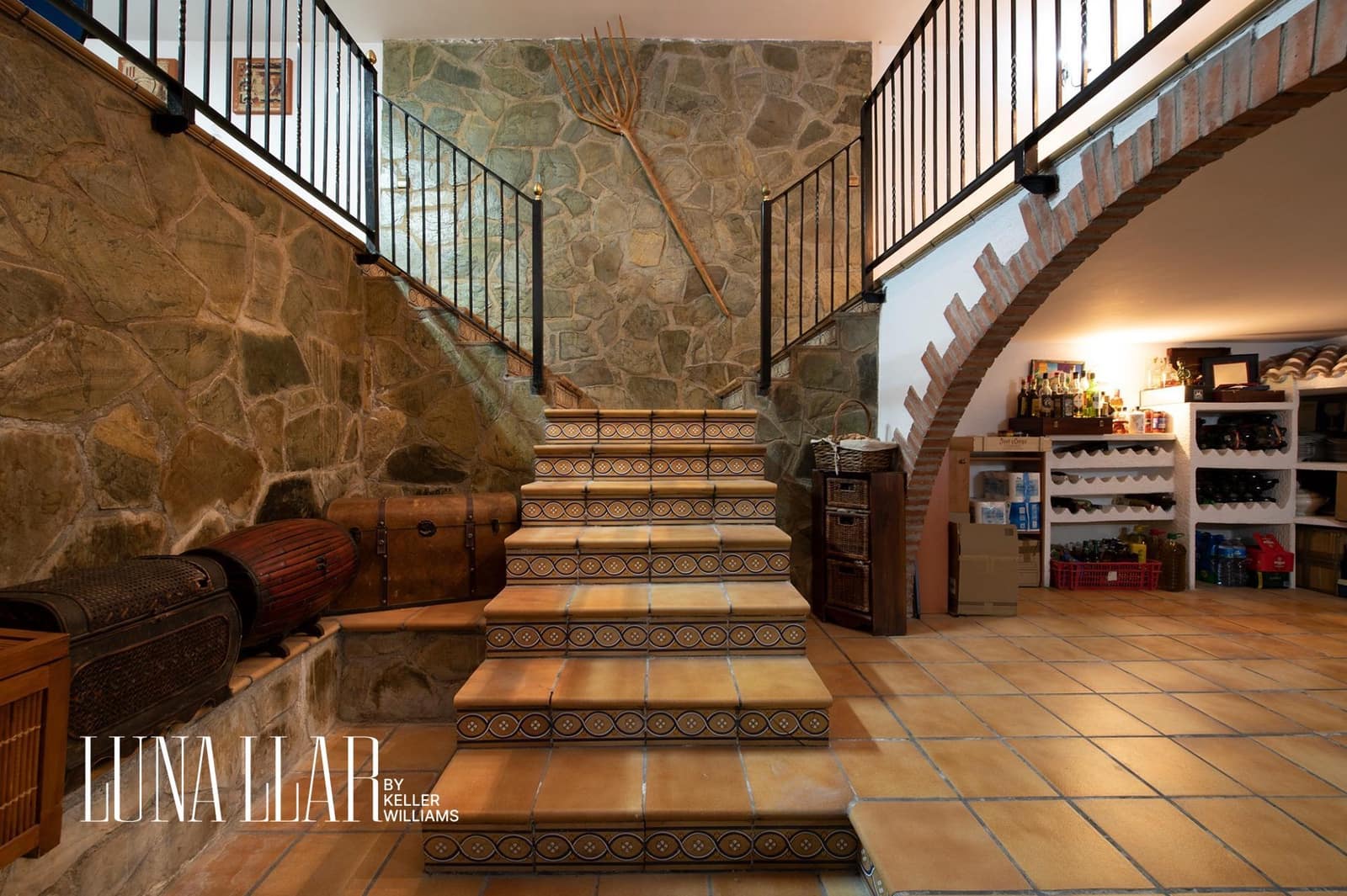 7 soveværelse Semi-Rækkehus til salg i Gava med swimmingpool garage - € 995.000 (Ref: 8921626)