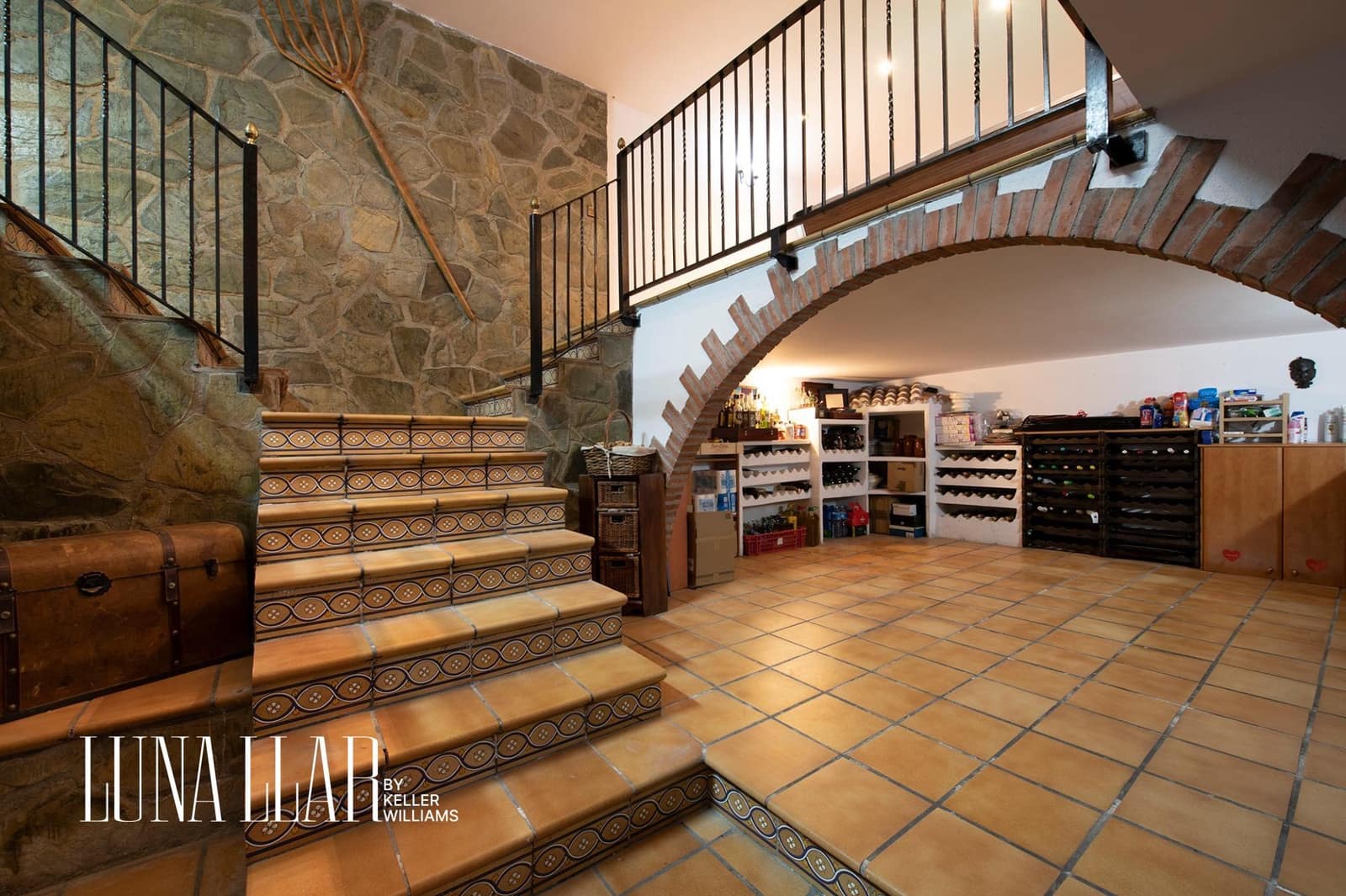 7 soveværelse Semi-Rækkehus til salg i Gava med swimmingpool garage - € 995.000 (Ref: 8921626)