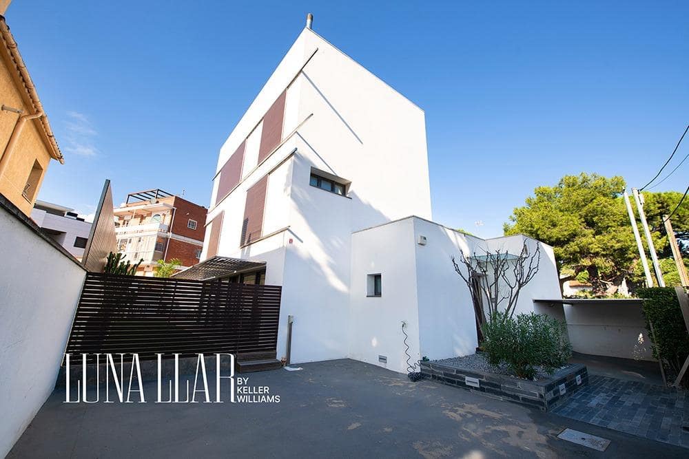 4 soveværelse Villa til salg i Castelldefels med swimmingpool - € 1.395.000 (Ref: 8921649)