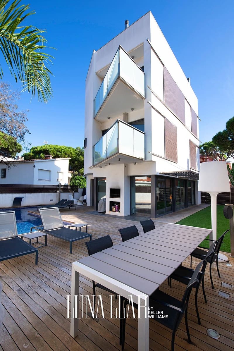 4 soveværelse Villa til salg i Castelldefels med swimmingpool - € 1.395.000 (Ref: 8921649)