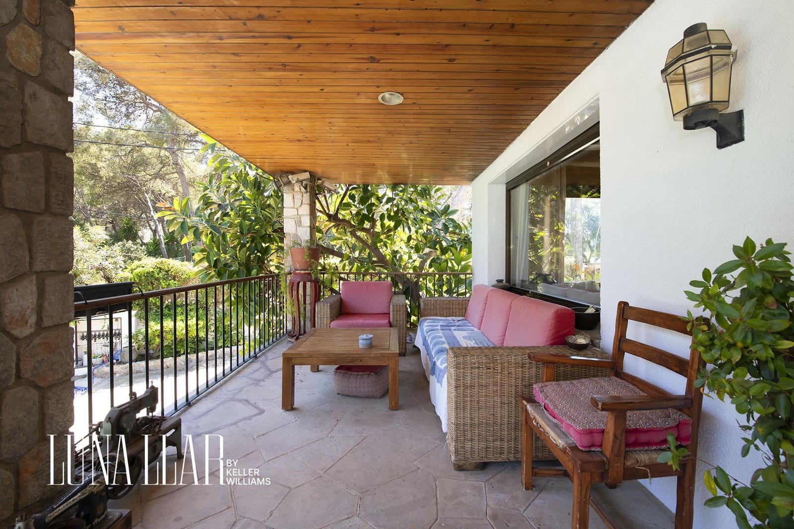 6 bedroom Villa for sale in Castelldefels with pool - € 2,199,000 (Ref: 9051102)