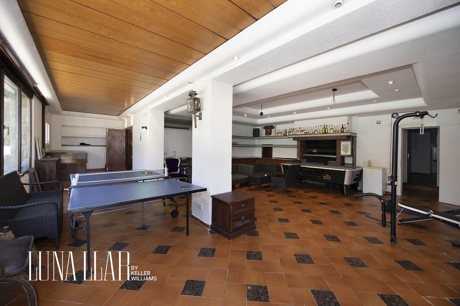 6 bedroom Villa for sale in Castelldefels with pool - € 2,199,000 (Ref: 9051102)