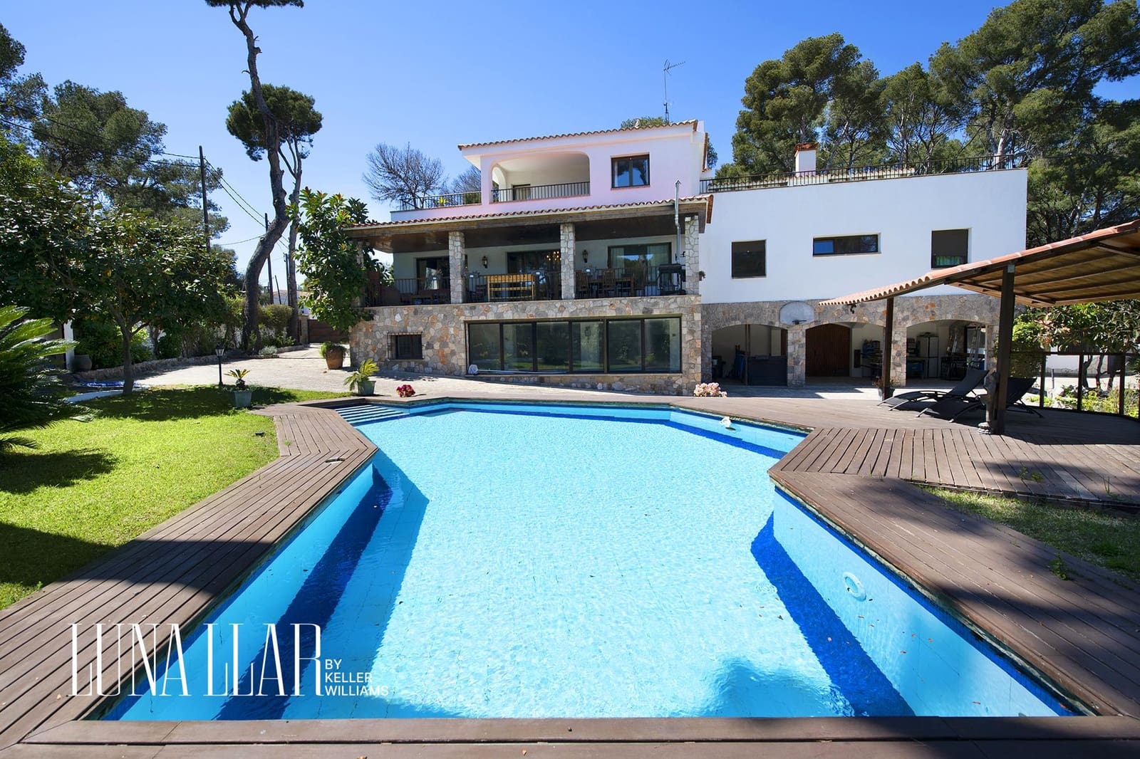 6 bedroom Villa for sale in Castelldefels with pool - € 2,199,000 (Ref: 9051102)
