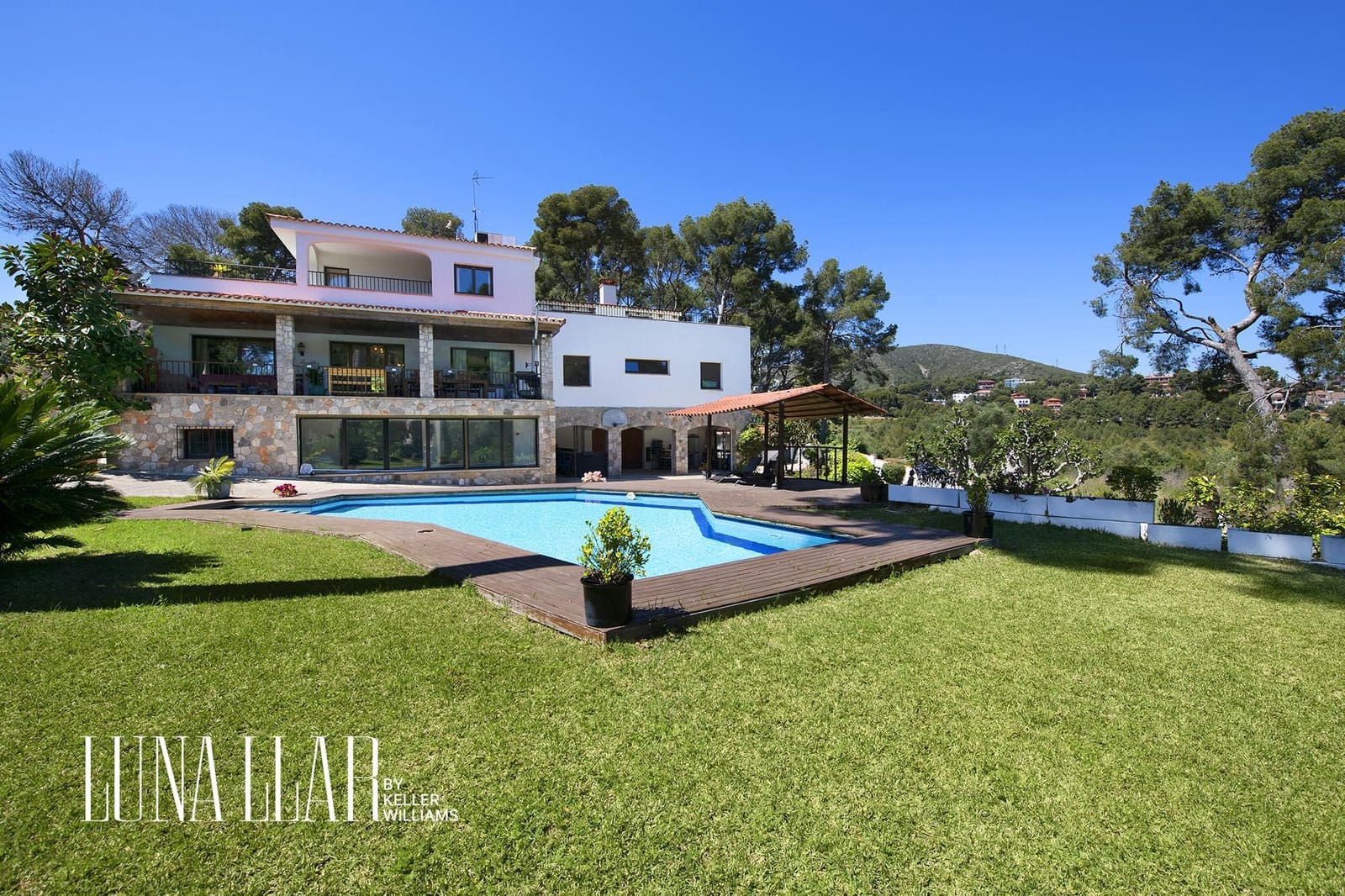 6 bedroom Villa for sale in Castelldefels with pool - € 2,199,000 (Ref: 9051102)