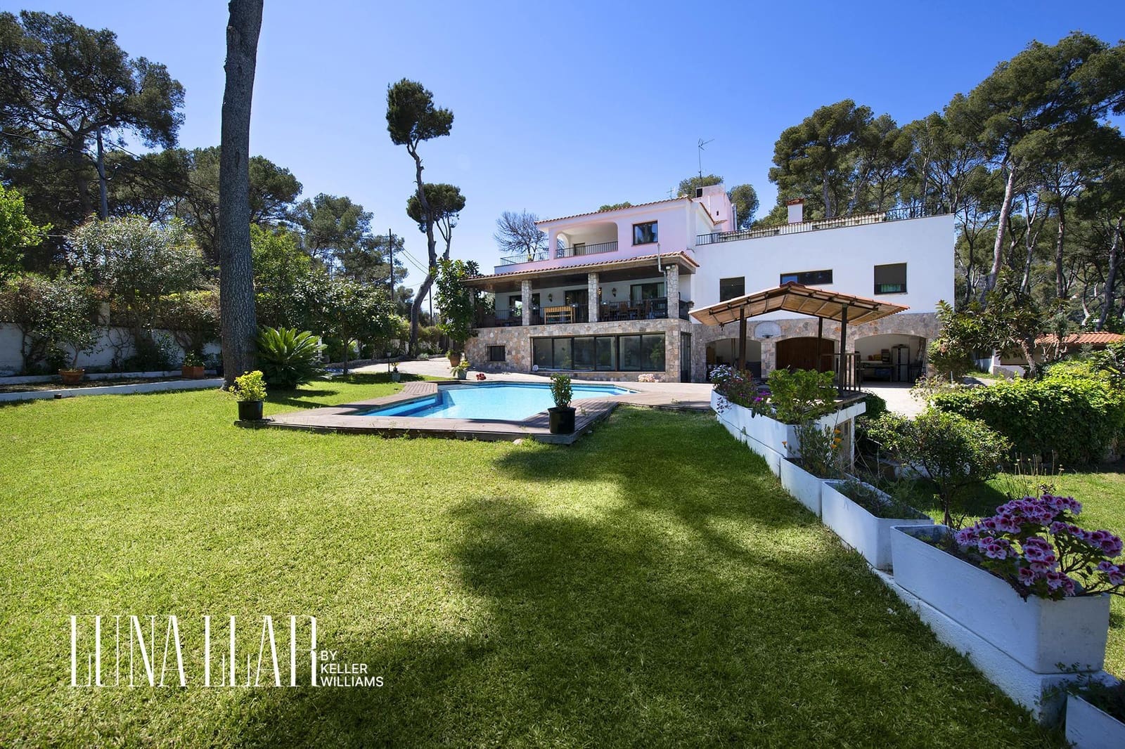 6 bedroom Villa for sale in Castelldefels with pool - € 2,199,000 (Ref: 9051102)