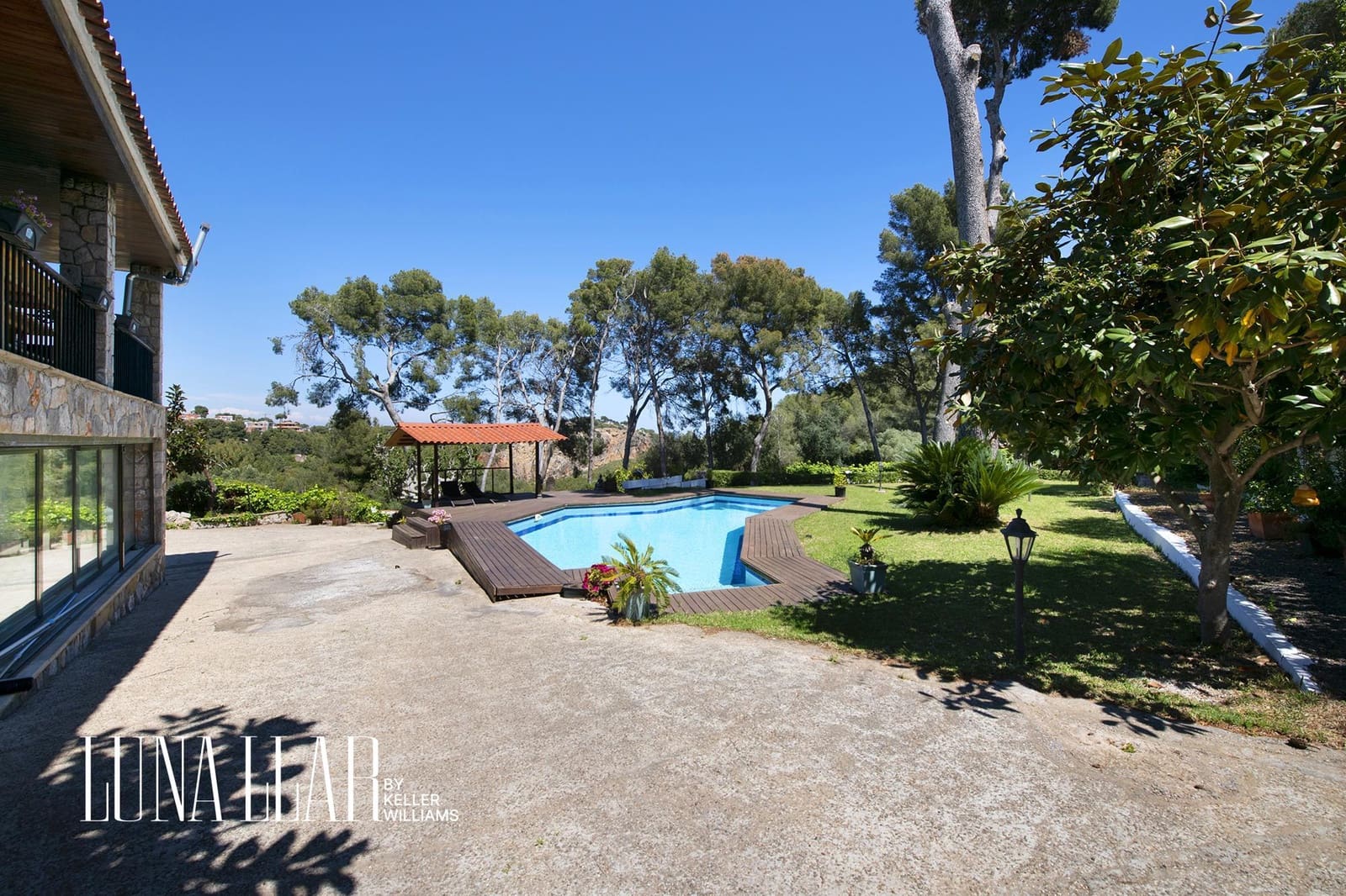 6 bedroom Villa for sale in Castelldefels with pool - € 2,199,000 (Ref: 9051102)