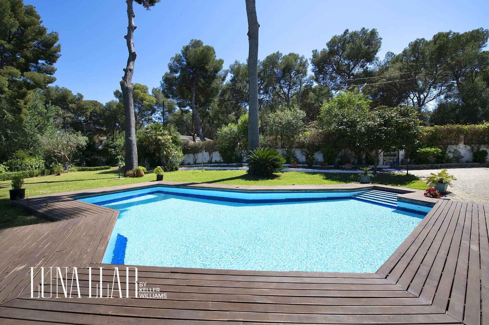 6 bedroom Villa for sale in Castelldefels with pool - € 2,199,000 (Ref: 9051102)