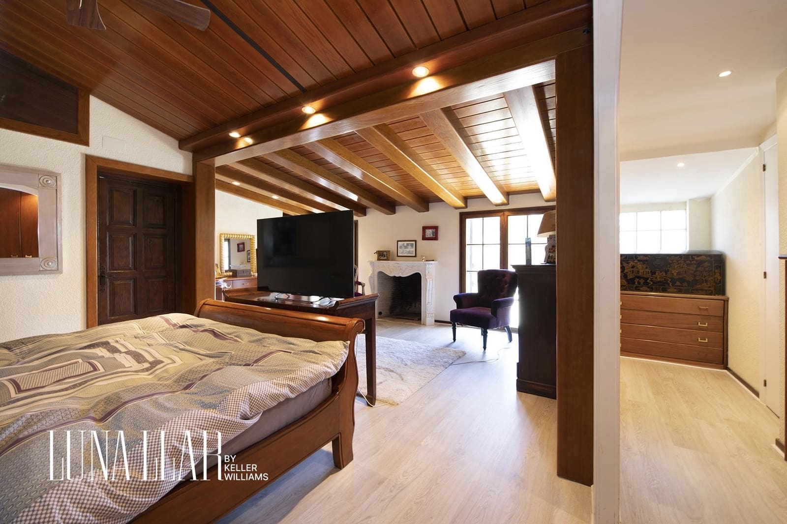 6 bedroom Villa for sale in Castelldefels with pool - € 2,199,000 (Ref: 9051102)