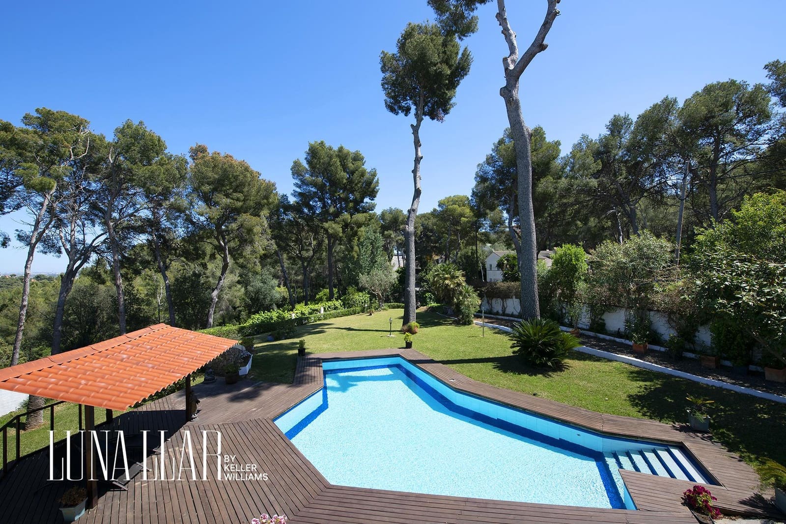 6 bedroom Villa for sale in Castelldefels with pool - € 2,199,000 (Ref: 9051102)