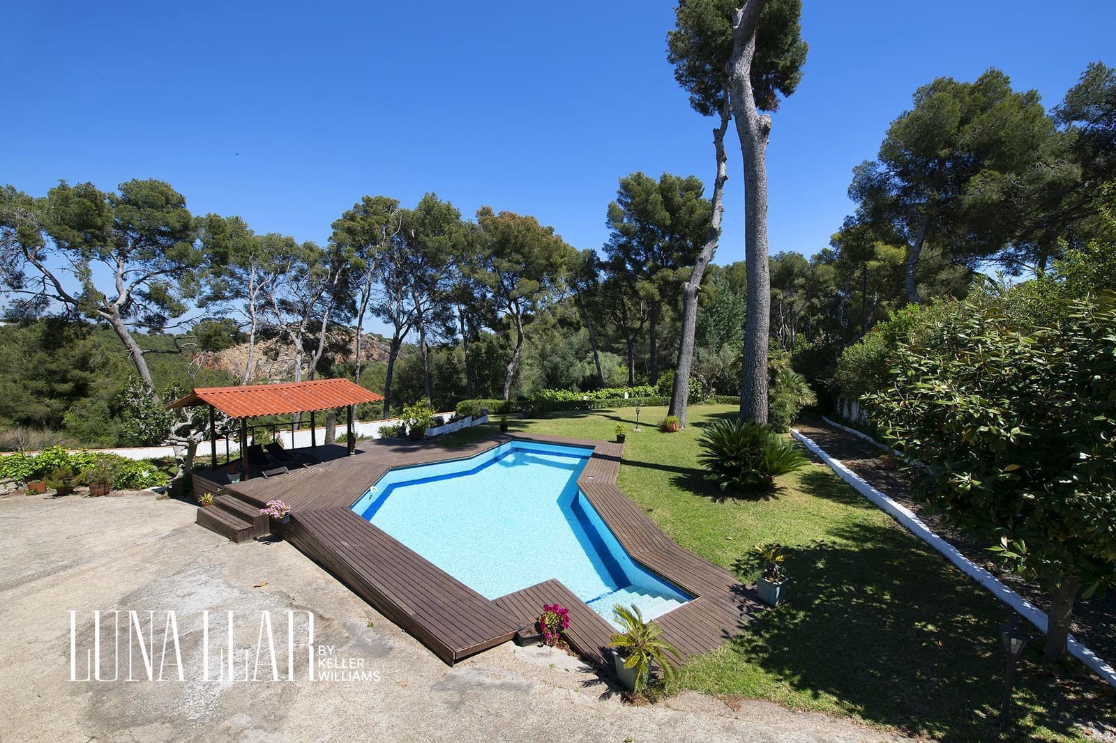 6 bedroom Villa for sale in Castelldefels with pool - € 2,199,000 (Ref: 9051102)