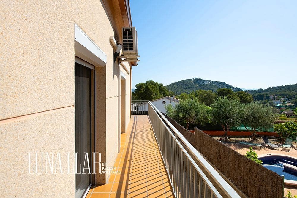 4 quarto Moradia para venda em Canyelles com piscina - 335 000 € (Ref: 9163787)