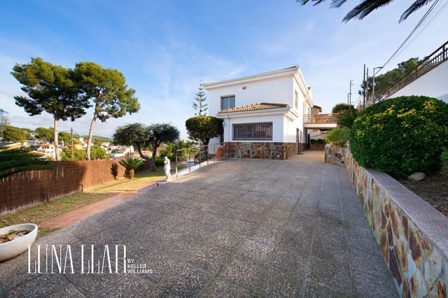 5 bedroom Villa for sale in Castelldefels with pool - € 1,125,000 (Ref: 9516230)