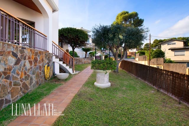 5 bedroom Villa for sale in Castelldefels with pool - € 1,125,000 (Ref: 9516230)