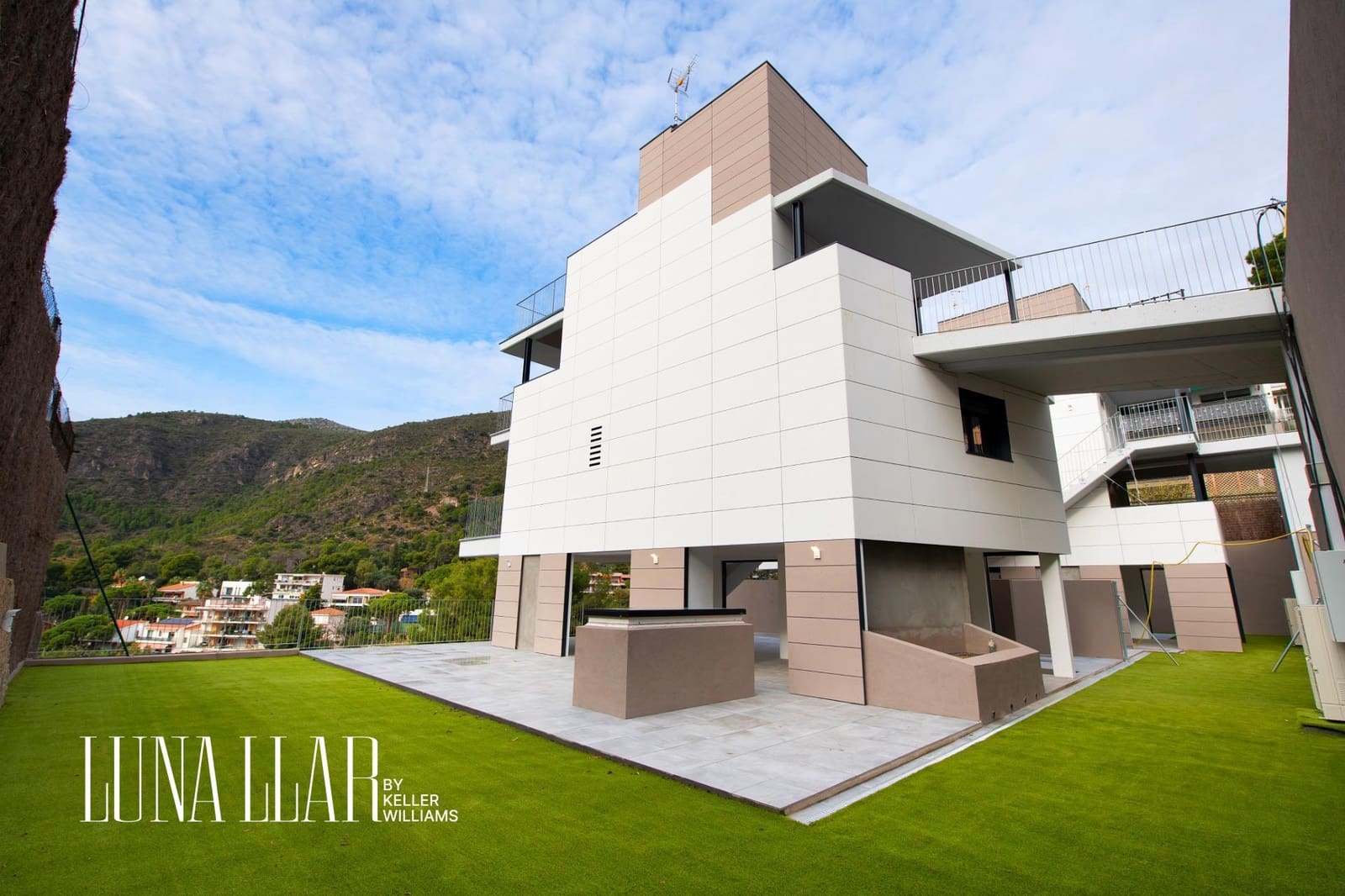 5 bedroom Villa for sale in Castelldefels - € 1,475,000 (Ref: 9533822)