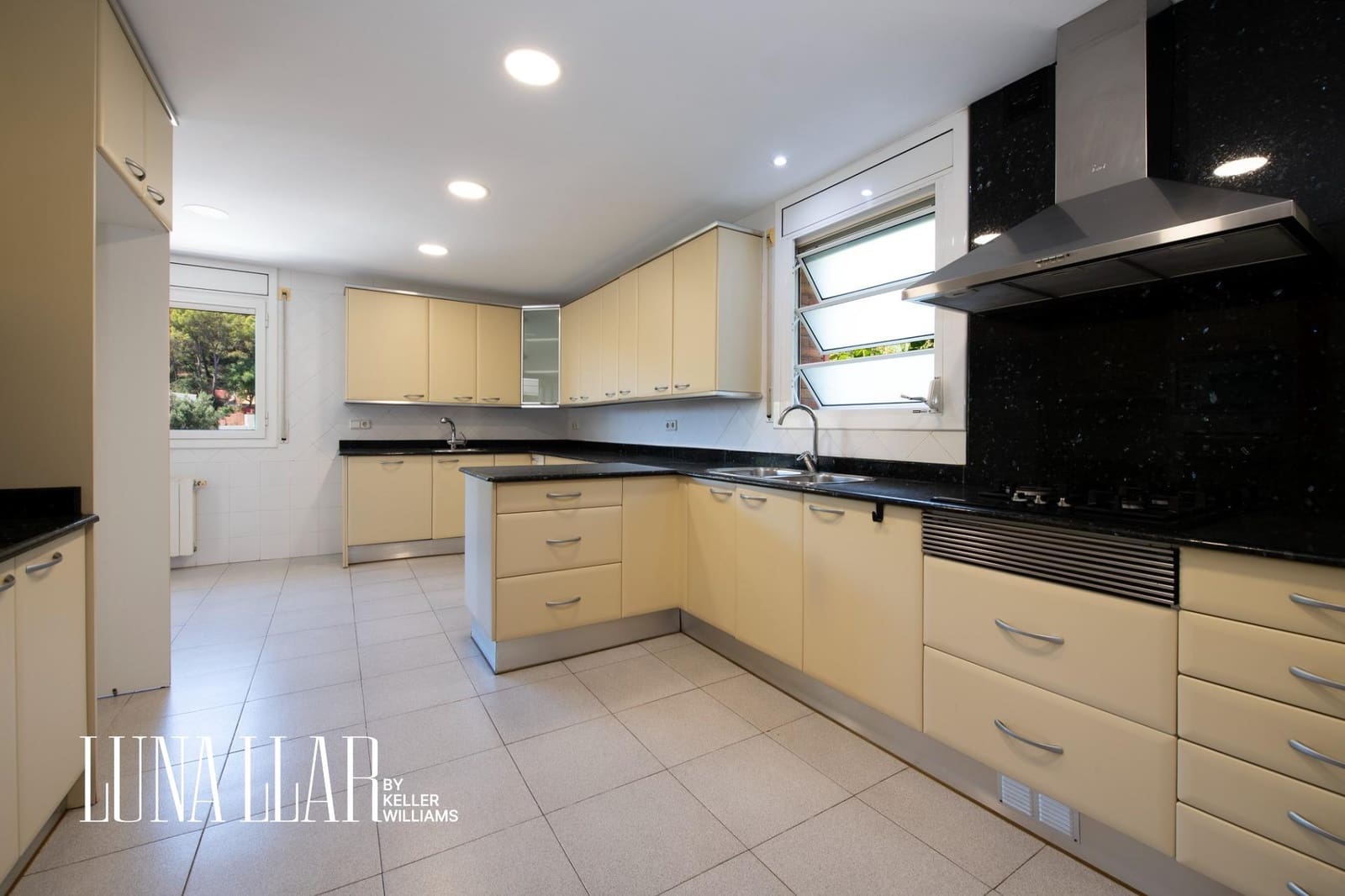 8 bedroom Villa for sale in Castelldefels with pool - € 1,595,000 (Ref: 9551629)