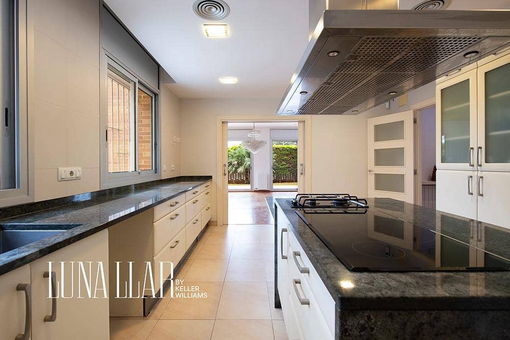 6 bedroom Villa for sale in Castelldefels - € 1,795,000 (Ref: 9591382)