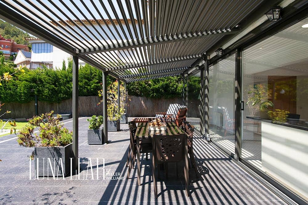 Chalet de 6 habitaciones en Castelldefels en venta con piscina garaje - 975.000 € (Ref: 9619344)