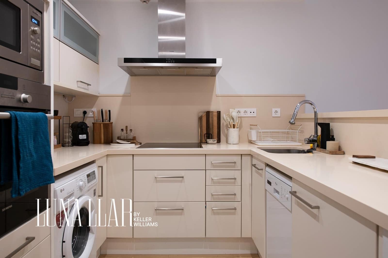 1 bedroom Flat for sale in Barcelona city with pool - € 449,000 (Ref: 9674299)